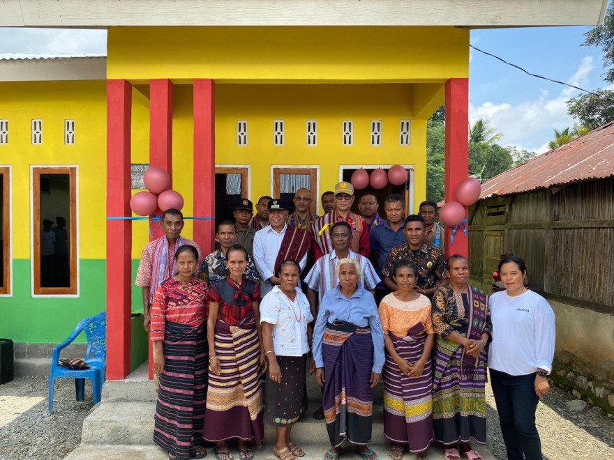 Bupati dan Wakil Bupati TTU Bpk David Juandi, Bpk Eusibius Binsasi  Meresmikan dan Menyerahkan Kunci Kepada ke-6 KPM di Desa Letmafo