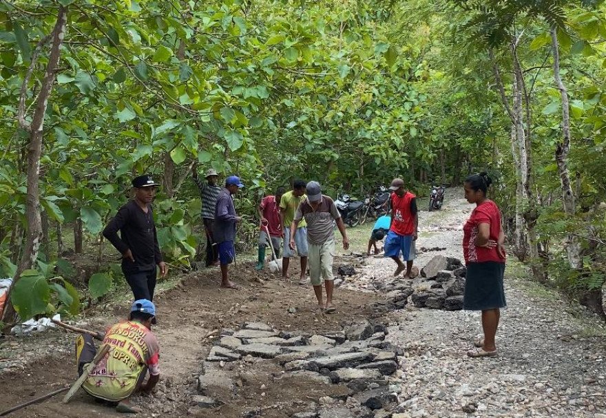 KEGIATAN PADAT KARYA TUNAI (PKTD) DESA LETMAFO:MEMPERBAIKI JALAN RUSAK MENUJU TPU(Sonaf,Ulnaet,Nitun Lelo)