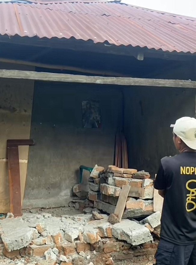 PEMDES LETMAFO MEMBERIKAN SANTUNAN SEBESAR 10 JUTA RUPIAH UNTUK MERENOVASI SALAH SATU RUMAH WARGA YANG ROBOH