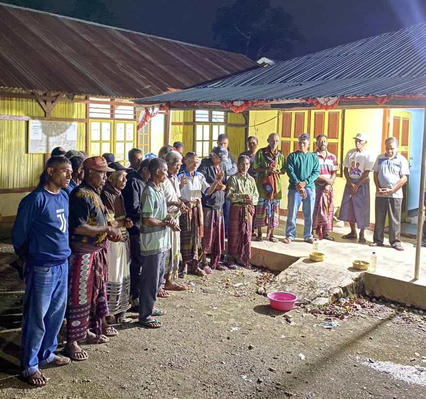 PARA TOKOH ADAT MELAKSANAKAN RITUAL ADAT SEBELUM PEMBONGKARAN GEDUNG KANTOR DESA & AULA DESA UNTUK DIBANGUNNYA GEDUNG SANGGAR SENI YANG BARU