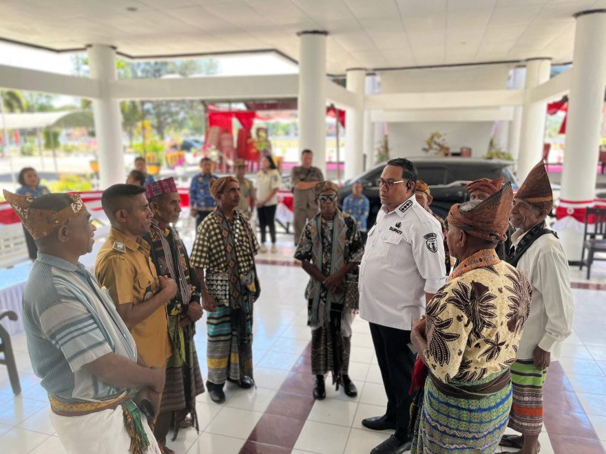 KEPALA DESA LETMAFO BERSAMA TOKOH ADAT SONAF MAUBES BERTEMU BUPATI & WAKIL BUPATI TTU