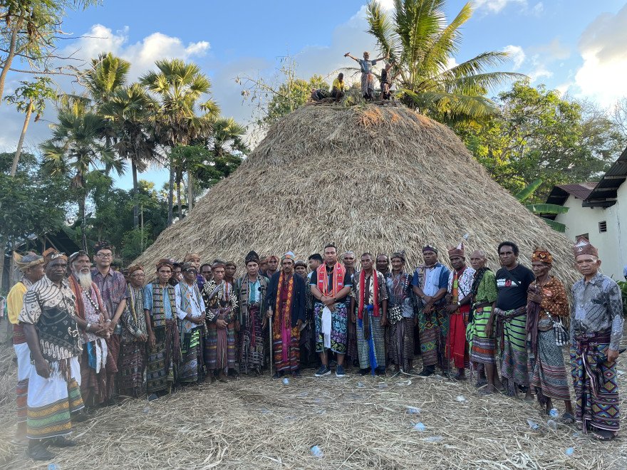 BUPATI TTU MENGHADIRI UPACARA PENGATAPAN RUMAH ADAT SONAF MAUBES INSAN TUAN-DESA LETMAFO