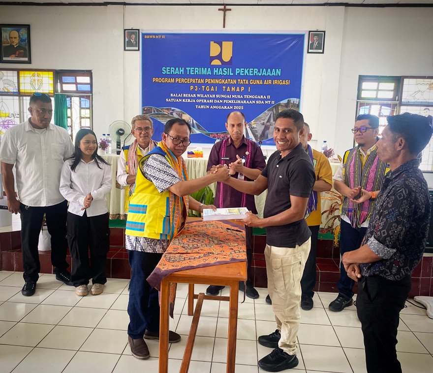 PEMDES LETMAFO MENGHADIRI ACARA SERAH TERIMA BANTUAN IRIGASI DARI PEMERINTAH PUSAT UNTUK KELOMPOK TANI KEBA 